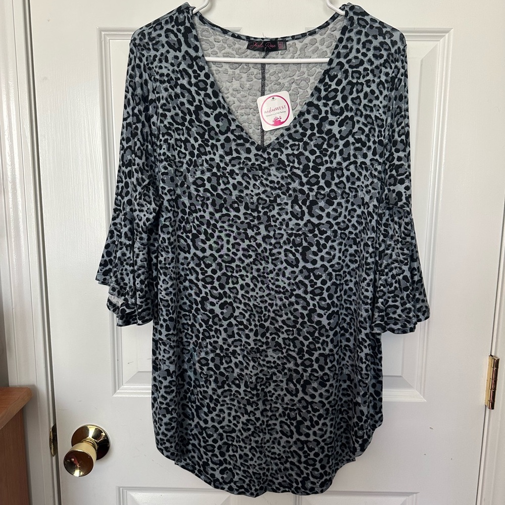 NWTS Sheila Rose Leopard Print V-Neck Top Sz XL